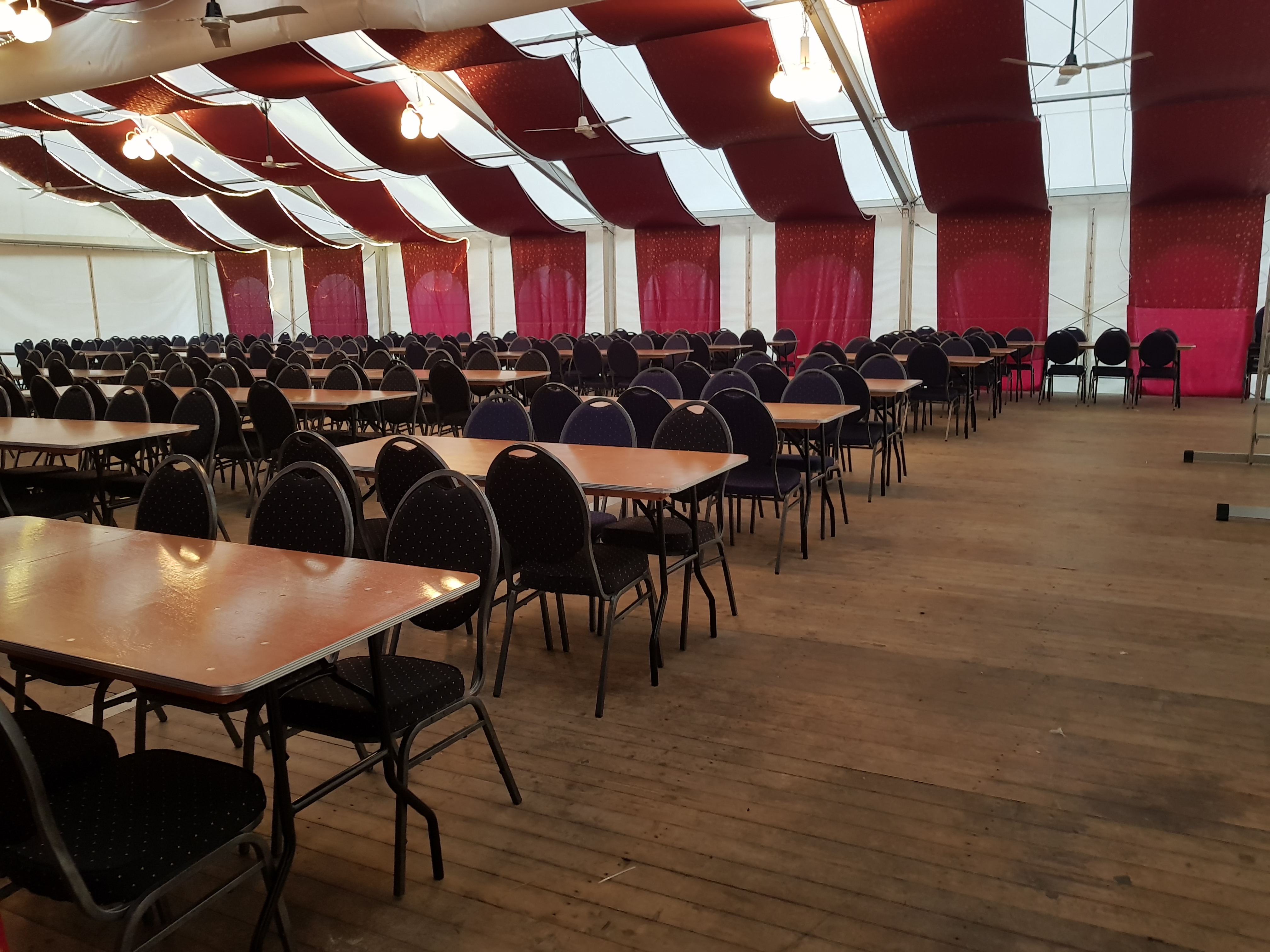 Tische rechteckig für 6 od. 8 Pers. Image